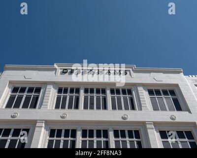 Worthing, Großbritannien. April 2021. Debenhams, ein Top-Kaufhaus in der britischen Hauptstraße, ist eines der Opfer der Covid-19-Pandemie und wird in die Verwaltung aufgenommen, wodurch es gezwungen wird, alle seine Geschäfte, wie dieses in Worthing, an der Südküste Großbritanniens, zu schließen. Kredit: Joe Kuis / Alamy Nachrichten Stockfoto