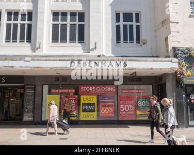 Worthing, Großbritannien. April 2021. Debenhams, ein Top-Kaufhaus in der britischen Hauptstraße, ist eines der Opfer der Covid-19-Pandemie und wird in die Verwaltung aufgenommen, wodurch es gezwungen wird, alle seine Geschäfte, wie dieses in Worthing, an der Südküste Großbritanniens, zu schließen. Kredit: Joe Kuis / Alamy Nachrichten Stockfoto