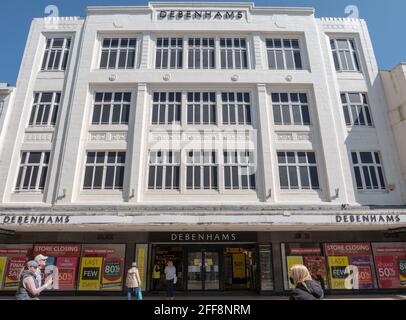 Worthing, Großbritannien. April 2021. Debenhams, ein Top-Kaufhaus in der britischen Hauptstraße, ist eines der Opfer der Covid-19-Pandemie und wird in die Verwaltung aufgenommen, wodurch es gezwungen wird, alle seine Geschäfte, wie dieses in Worthing, an der Südküste Großbritanniens, zu schließen. Kredit: Joe Kuis / Alamy Nachrichten Stockfoto