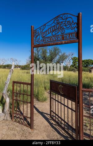 Das wunderschön gestaltete Tor am Eingang des Heritage Discovery Trail auf der Empire Ranch und dem Las Cienegas National Conservation Area in Arizona, USA Stockfoto