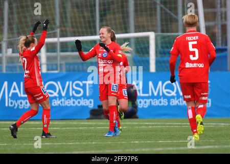 Stockholm, Schweden. April 2021. Frida Leonhardsen Maanum (15 Linkoping) und Olga Ahtinen (22 Linkoping) feiern während des Spiels in der Schwedischen Liga OBOS Damallsvenskan am 24. April 2021 zwischen AIK und Linkopings FC bei Skytteholms IP in Stockholm, Schweden Credit: SPP Sport Press Photo. /Alamy Live News Stockfoto