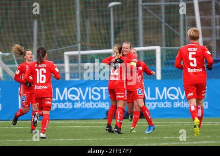 Stockholm, Schweden. April 2021. Frida Leonhardsen Maanum (15 Linkoping) und Olga Ahtinen (22 Linkoping) feiern während des Spiels in der Schwedischen Liga OBOS Damallsvenskan am 24. April 2021 zwischen AIK und Linkopings FC bei Skytteholms IP in Stockholm, Schweden Credit: SPP Sport Press Photo. /Alamy Live News Stockfoto