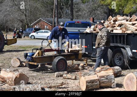 Männer Spalten Holzstämme für Brennholz. Stockfoto