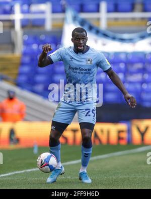 Birmingham, Großbritannien. April 2021. Julien Dacosta #29 von Coventry City dribbelt den Ball in Birmingham, Großbritannien am 4/24/2021. (Foto von Simon Bissett/News Images/Sipa USA) Quelle: SIPA USA/Alamy Live News Stockfoto