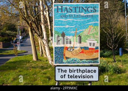 Hastings und St. Leonards, Geburtsort des Fernsehmosaikzeichens am Eingang zu Hastings, East Sussex, großbritannien Stockfoto