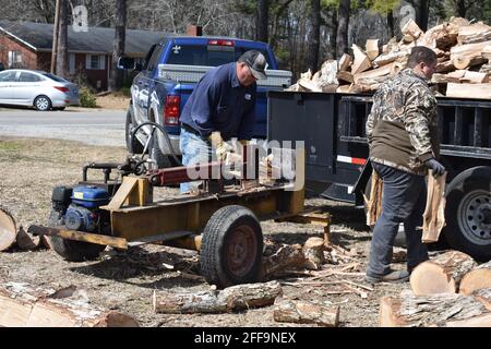 Männer Spalten Holzstämme für Brennholz. Stockfoto