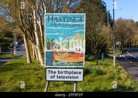 Hastings und St. Leonards, Geburtsort des Fernsehmosaikzeichens am Eingang zu Hastings, East Sussex, großbritannien Stockfoto