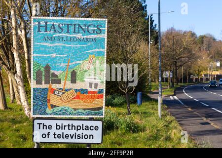 Hastings und St. Leonards, Geburtsort des Fernsehmosaikzeichens am Eingang zu Hastings, East Sussex, großbritannien Stockfoto