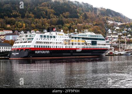 Auto- und Passagierfähre Trollfjord am Festningskaien Kai, im Hafen von Bergen, Norwegen. Ein regnerischer Tag in Bergen Stockfoto