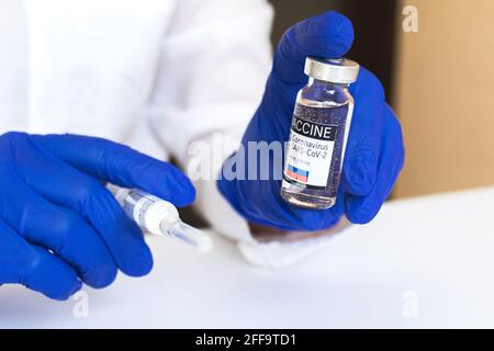Russisches COVID-19 Coronavirus-Impfkonzept in Arzthand mit medizinischer Spritze, Gesundheitsvorsorge und Impfschutz-Hintergrundbild Stockfoto