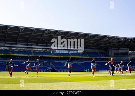 Cardiff, Großbritannien. April 2021. Wycombe Wanderers während des Warm-up-Spiels der EFL Skybet-Meisterschaft, Cardiff City gegen Wycombe Wanderers am Samstag, den 24. April 2021 im Cardiff City Stadium in Cardiff, Wales. Dieses Bild darf nur für redaktionelle Zwecke verwendet werden. Nur zur redaktionellen Verwendung, Lizenz für kommerzielle Nutzung erforderlich. Keine Verwendung bei Wetten, Spielen oder Veröffentlichungen in einem Club/einer Liga/einem Spieler. PIC von Lewis Mitchell/Andrew Orchard Sports Photography/Alamy Live News Credit: Andrew Orchard Sports Photography/Alamy Live News Stockfoto