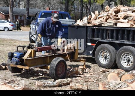 Männer Spalten Holzstämme für Brennholz. Stockfoto