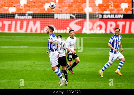 VALENCIA, SPANIEN - 24. APRIL: Joselu von Deportivo Alaves, José Gayà von Valencia CF während des La Liga-Spiels zwischen Valencia CF und Deportivo Alaves AT Stockfoto