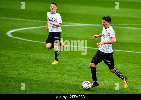 Valencia, Spanien. April 2021. VALENCIA, SPANIEN - 24. APRIL: Carlos Soler von Valencia CF während des La Liga-Spiels zwischen Valencia CF und Deportivo Alaves im Estadio Mestalla am 24. April 2021 in Valencia, Spanien (Foto von Pablo Morano/Orange Picics) Credit: Orange Pics BV/Alamy Live News Stockfoto