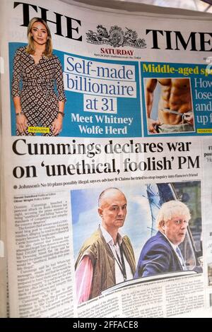 Dominic 'Cummings erklärt den Krieg gegen den 'unethischen, törichten' Premierminister Boris Johnson Schlagzeile auf der Titelseite der Times London England UK 24 April 2021 Stockfoto