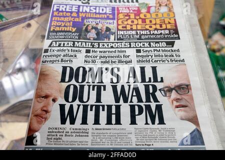 Daily Mail Zeitung Schlagzeile Titelseite 'Dom's All Out war Mit Premierminister Boris Johnson Dominic Cummings am 24. April am Zeitungsstand 2021 London England Großbritannien Stockfoto