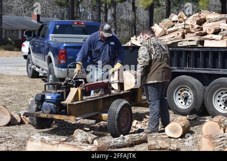 Männer Spalten Holzstämme für Brennholz. Stockfoto
