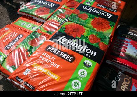 Plastiktüten von Levington Peat Free Multi Purpose Kompost in einem Gartencenter, verwendet, wenn im Garten repotting Pflanzen, Gemüse und Obst anbauen Großbritannien Stockfoto