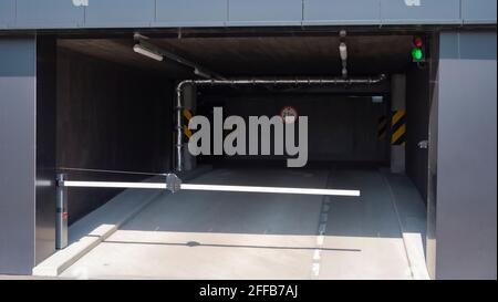 Barriere zum ein- und Ausgang der Tiefgarage bei Sonniger Tag Stockfoto