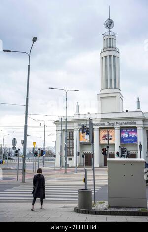 Posen, Wielkopolska, Polen. April 2021. Der Samstag April Spaziergang in Poznan während der Pandemie. Auf dem Bild: Gebäude der Internationalen Messe Posen Quelle: Dawid Tatarkiewicz/ZUMA Wire/Alamy Live News Stockfoto