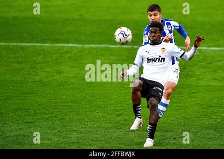 VALENCIA, SPANIEN - 24. APRIL: Yunus Musah von Valencia CF, Luis Ria von Deportivo Alavés während des La Liga-Spiels zwischen Valencia CF und Deportivo ALAV Stockfoto