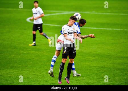 VALENCIA, SPANIEN - 24. APRIL: Gabriel Paulista von Valencia CF, Joselu von Deportivo Alavés während des La Liga-Spiels zwischen Valencia CF und Deportivo Ala Stockfoto