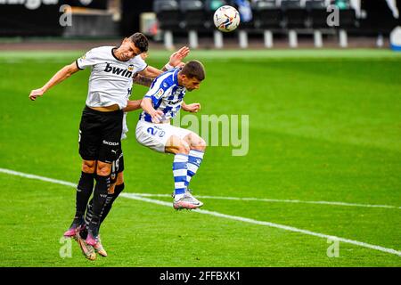 VALENCIA, SPANIEN - 24. APRIL: Gabriel Paulista von der CF Valencia, Martín Aguirregabiria von Deportivo Alavés während des La Liga-Spiels zwischen der CF Valencia und Stockfoto