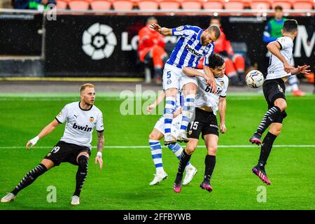 VALENCIA, SPANIEN - APRIL 24: Víctor LaGuardia Cisneros von Deportivo Alavés, Hugo Guillamón von Valencia CF, Gabriel Paulista von Valencia CF während der L Stockfoto