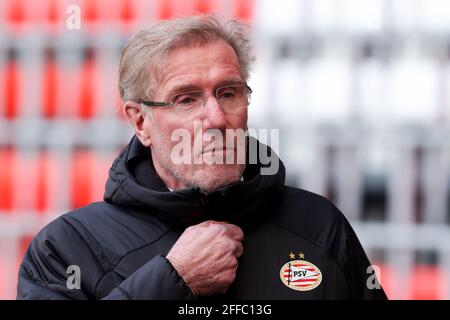 EINDHOVEN, NIEDERLANDE - APRIL 24: Hans van Breukelen Keeper Trainer des PSV Eindhoven während des niederländischen Eredivisie-Spiels zwischen PSV und FC Groningen A Stockfoto