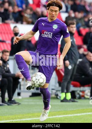 EINDHOVEN, NIEDERLANDE - 24. APRIL: Ko Itakura des FC Groningen während des niederländischen Eredivisie-Spiels zwischen PSV und FC Groningen im Philips Stadion am 24. April 2021 in Eindhoven, Niederlande (Foto: Hans van der Valk/Orange Picics) Credit: Orange Pics BV/Alamy Live News Stockfoto