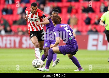 EINDHOVEN, NIEDERLANDE - 24. APRIL: Cody Gakpo vom PSV Eindhoven, Ko Itakura vom FC Groningen während des niederländischen Eredivisie-Spiels zwischen PSV und FC Groningen im Philips Stadion am 24. April 2021 in Eindhoven, Niederlande (Foto: Hans van der Valk/Orange Picics) Credit: Orange Pics BV/Alamy Live News Stockfoto