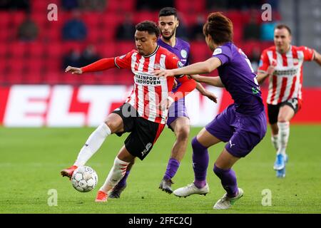 EINDHOVEN, NIEDERLANDE - 24. APRIL: Donyell Malen vom PSV Eindhoven, Ko Itakura vom FC Groningen während des niederländischen Eredivisie-Spiels zwischen PSV und FC Groningen im Philips Stadion am 24. April 2021 in Eindhoven, Niederlande (Foto: Hans van der Valk/Orange Picics) Credit: Orange Pics BV/Alamy Live News Stockfoto