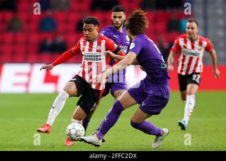 EINDHOVEN, NIEDERLANDE - 24. APRIL: Donyell Malen vom PSV Eindhoven Ko Itakura vom FC Groningen während des niederländischen Eredivisie-Spiels zwischen PSV und FC Gron Stockfoto