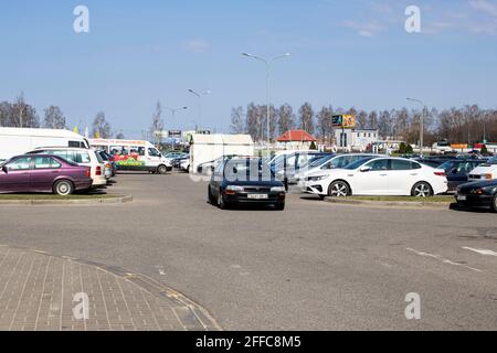 BELARS, NVOPOLOTSK - 20. APRIL 2021: Autos auf dem Parkplatz bei Sonneneinstrahlung Stockfoto