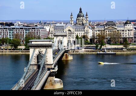 Kettenbrücke und die Donau. Budapest Luftaufnahme. St.-Stephans-Basilika in der Ferne. Architektur, Reise, Tourismuskonzept. Beliebtes Ziel. Stockfoto