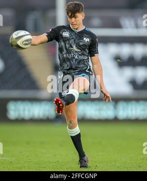 Liberty Stadium, Swansea, Glamorgan, Großbritannien. April 2021. Rainbow Cup Rugby, Ospreys gegen Cardiff Blues; Josh Thomas von Ospreys tritt in Berührung Credit: Action Plus Sports/Alamy Live News Stockfoto