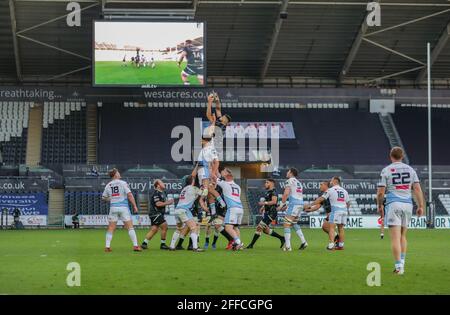 Liberty Stadium, Swansea, Glamorgan, Großbritannien. April 2021. Rainbow Cup Rugby, Ospreys gegen Cardiff Blues; Rhys Davies von Ospreys führt die Linie Kredit: Action Plus Sports/Alamy Live News Stockfoto