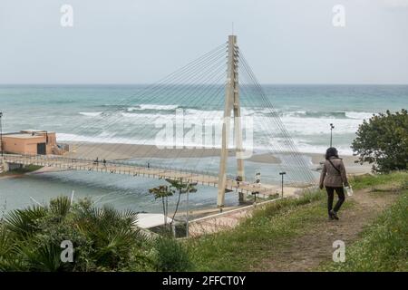 Fuengirola Spanien, Fußgängerbrücke, Puente de la Armada Española über den Fluss Rio Fuengirola, Andalusien, Spanien. Stockfoto