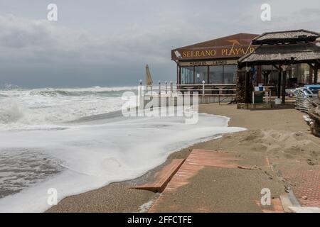 Rogue mittelmeer, Flut mit Wellen erreichen Beach Bar, Fuengirola, Andalusien, Spanien. Stockfoto