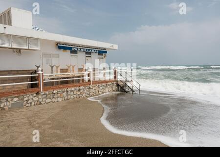 Rogue mittelmeer, Flut mit Wellen erreichen Beach Bar, Fuengirola, Andalusien, Spanien. Stockfoto