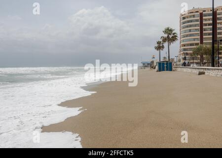 Rogue mittelmeer, Flut mit Wellen, Fuengirola, Andalusien, Spanien. Stockfoto