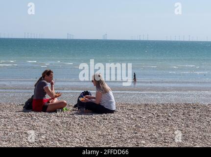 Worthing, Großbritannien. April 2021. Menschen, die ihre Zeit im Freien genießen, mit Freunden und Familie, jetzt sind die Beschränkungen der covid-19-Sperre in Großbritannien gelockert worden. Quelle: Joe Kuis /Alamy News Stockfoto