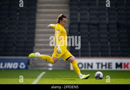 Milton Keynes, Großbritannien. April 2021. Torhüter Lee Camp of Swindon Town während des Sky Bet League 1-Spiels hinter verschlossenen Türen zwischen MK Dons und Swindon Town am 24. April 2021 im Stadion:mk, Milton Keynes, England. Foto von Andy Rowland. Quelle: Prime Media Images/Alamy Live News Stockfoto