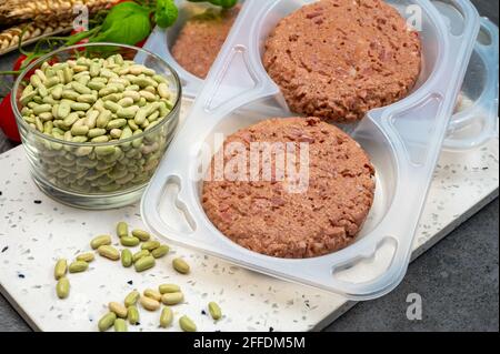 Gesunde vegetarische vegane Lebensmittel, rohe Sojabohnen Burger auf pflanzlicher Basis bereit zum Kochen Stockfoto