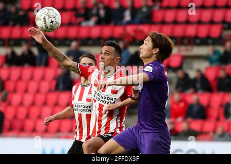 EINDHOVEN, NIEDERLANDE - 24. APRIL: Eran Zahavi, Ko Itakura während des niederländischen Eredivisie-Spiels zwischen PSV und FC Groningen im Philips Stadion am April Stockfoto