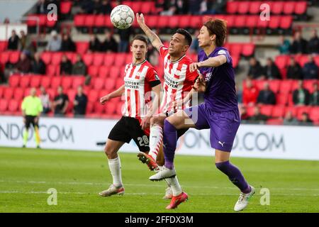 EINDHOVEN, NIEDERLANDE - 24. APRIL: Eran Zahavi vom PSV Eindhoven, Ko Itakura vom FC Groningen während des niederländischen Eredivisie-Spiels zwischen PSV und FC Groni Stockfoto