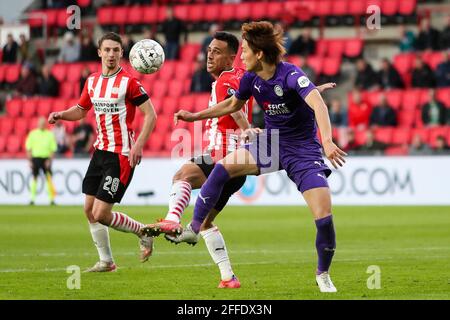 EINDHOVEN, NIEDERLANDE - APRIL 24: Oliver Boscagli vom PSV Eindhoven, Eran Zahavi vom PSV Eindhoven, Ko Itakura vom FC Groningen während des niederländischen Eredivi Stockfoto