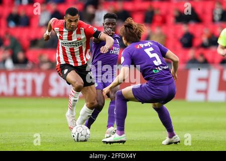 EINDHOVEN, NIEDERLANDE - 24. APRIL: Cody Gakpo vom PSV Eindhoven, Azor Matusiwa vom FC Groningen, Ko Itakura vom FC Groningen während des niederländischen Eredivisie-Spiels zwischen PSV und FC Groningen im Philips Stadion am 24. April 2021 in Eindhoven, Niederlande (Foto: Hans van der Valk/Orange Picches) Quelle: Orange Pics BV/Alamy Live News Stockfoto