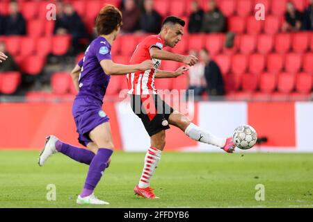 EINDHOVEN, NIEDERLANDE - 24. APRIL: Ko Itakura des FC Groningen, Eran Zahavi vom PSV Eindhoven während des niederländischen Eredivisie-Spiels zwischen PSV und FC Groningen im Philips Stadion am 24. April 2021 in Eindhoven, Niederlande (Foto: Hans van der Valk/Orange Picics) Credit: Orange Pics BV/Alamy Live News Stockfoto