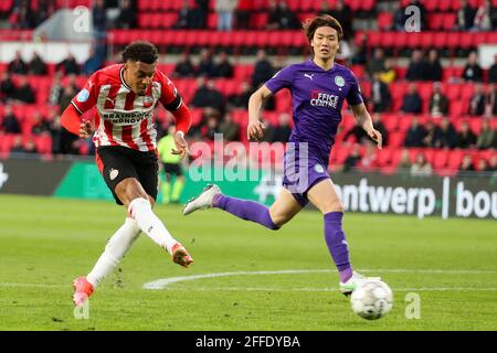 EINDHOVEN, NIEDERLANDE - 24. APRIL: Donyell Malen vom PSV Eindhoven, Ko Itakura vom FC Groningen während des niederländischen Eredivisie-Spiels zwischen PSV und FC Groningen im Philips Stadion am 24. April 2021 in Eindhoven, Niederlande (Foto: Hans van der Valk/Orange Picics) Credit: Orange Pics BV/Alamy Live News Stockfoto